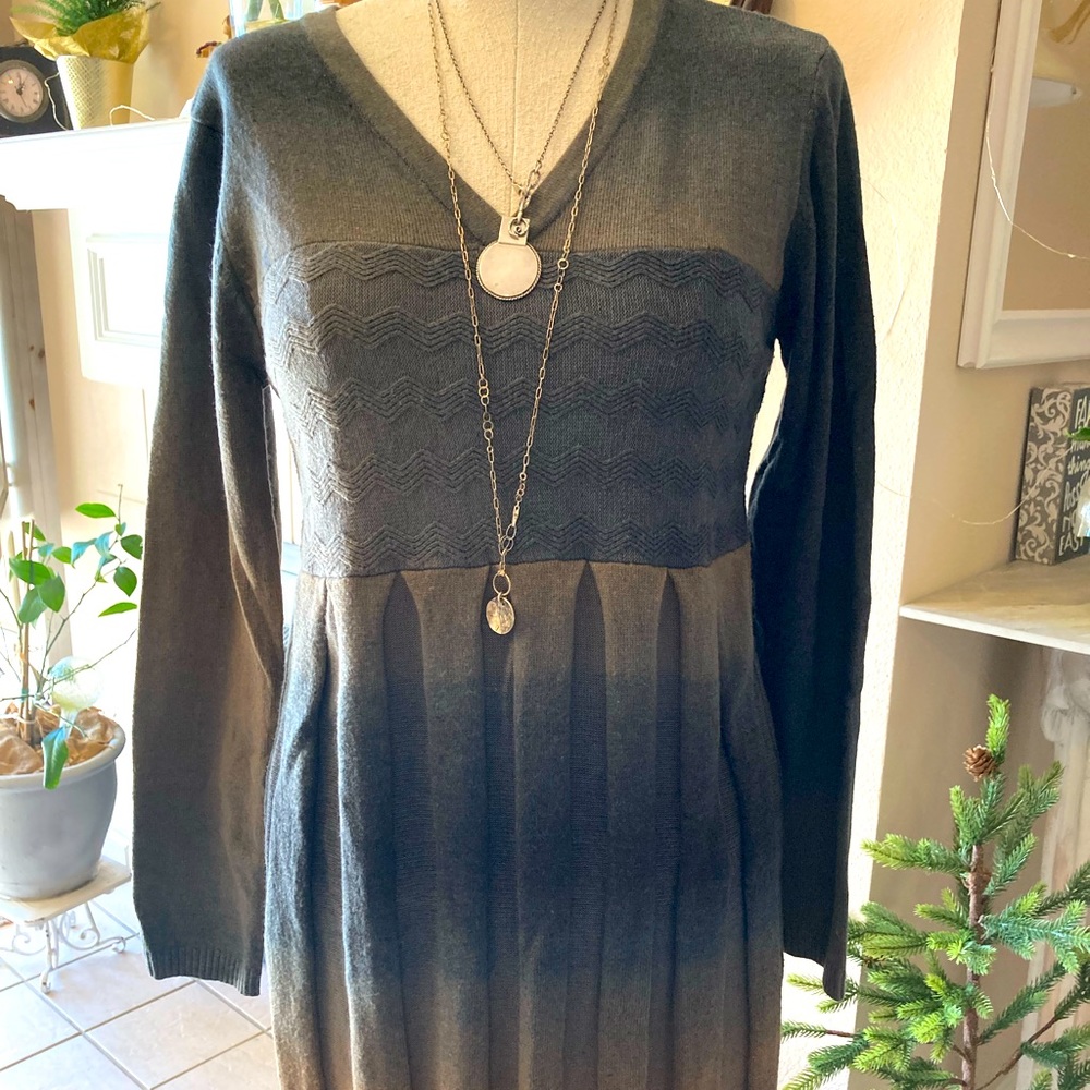 Tempo Paris v neck sweater dress